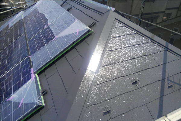 ソーラーパネルが設置された屋根の塗装完工写真